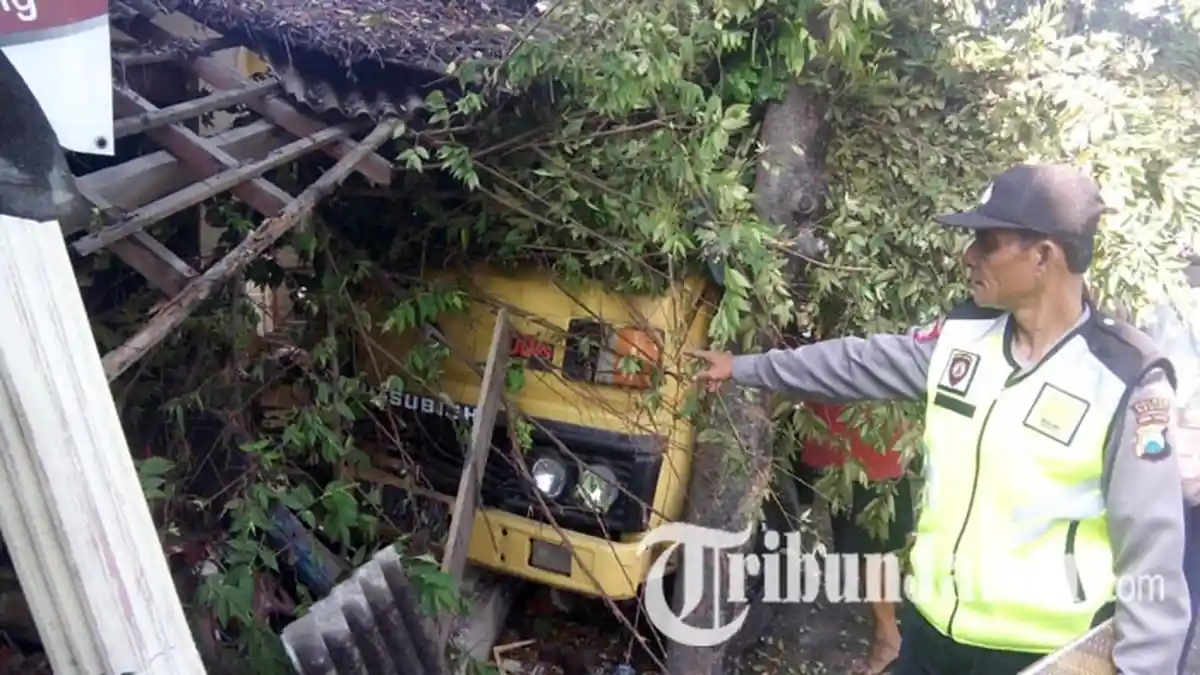 Tak Mau Tabrak Kendaraan, Sopir Truk ini Pilih Hancurkan Rumah dan Pohon Warga