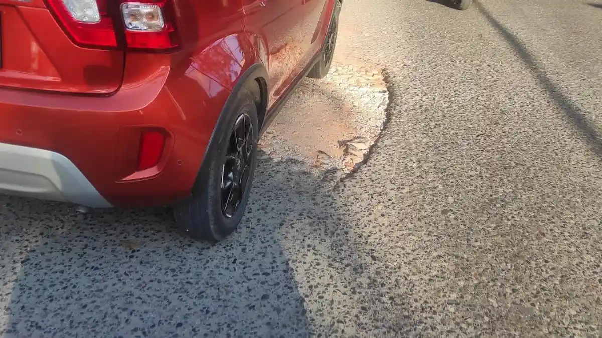 Lubang di Tengah Jalan Kalimantan Gorontalo Mengancam Keselamatan Pengendara