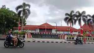 Pengendara-melintas-di-depan-Kantor-Wali-Kota-Blitar-Jl-Merdeka-Sabtu-952026.jpg