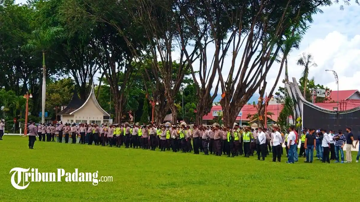 Vaksinasi Covid-19 Gratis, dan Bawa KTP di Halaman Kantor Gubernur Sumbar: Sabtu, 18 Desember 2021