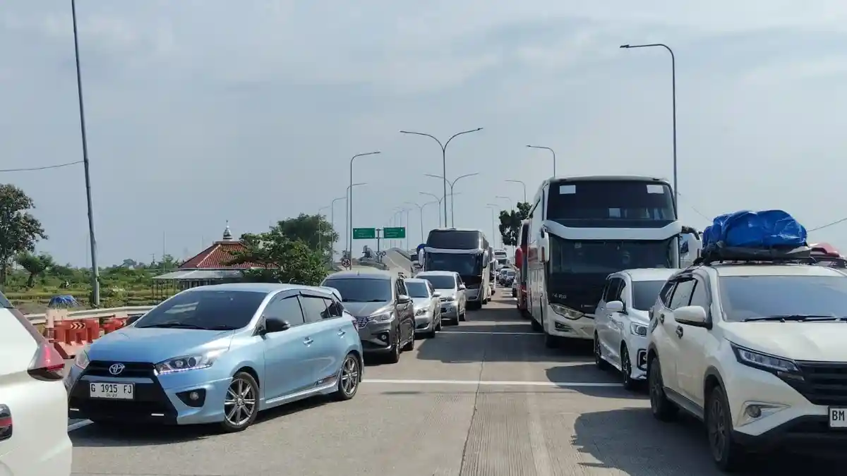 Macet Sempat Terjadi di Exit Tol Pejagan Brebes Gara-gara Saldo E-Toll Pemudik Habis