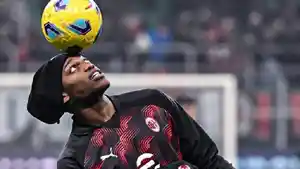 Penyerang-sayap-AC-Milan-Rafael-Leao-tengah-bermain-dengan-bola.jpg