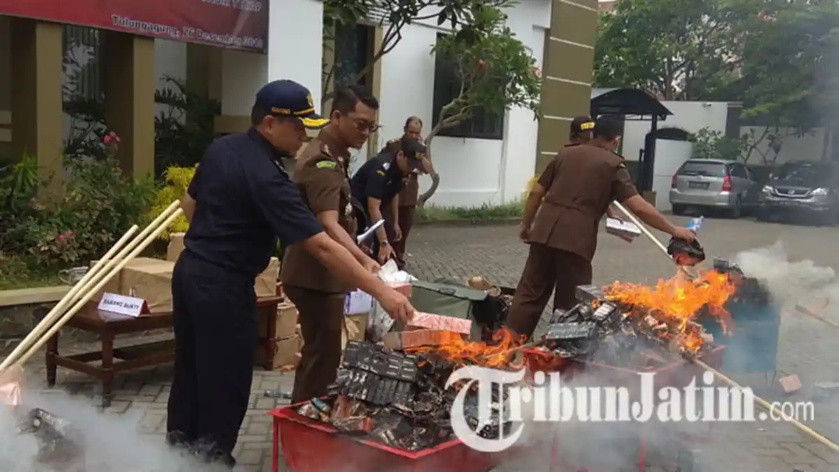 Bea Cukai  Blitar Bersama Kejari Tulungagung Membakar 127.000 Rokok Ilegal