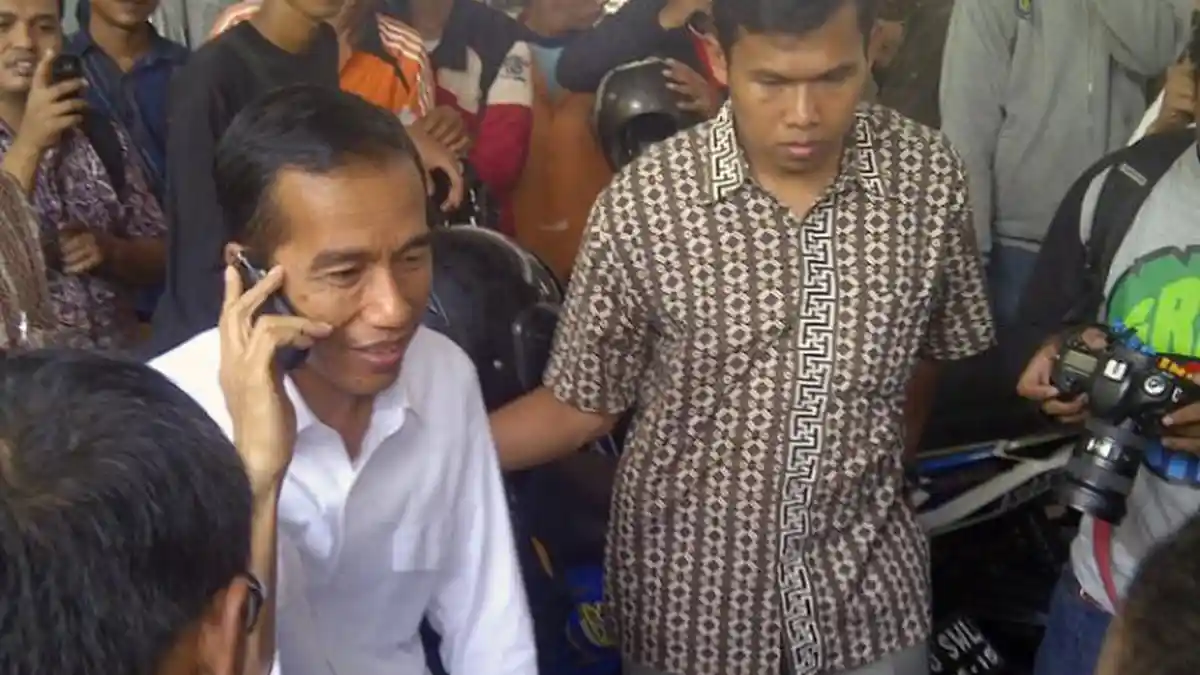 Jokowi  Berpidato Langsung  Kepada  Ribuan  Relawan  di Magelang  Melalui  Ponsel