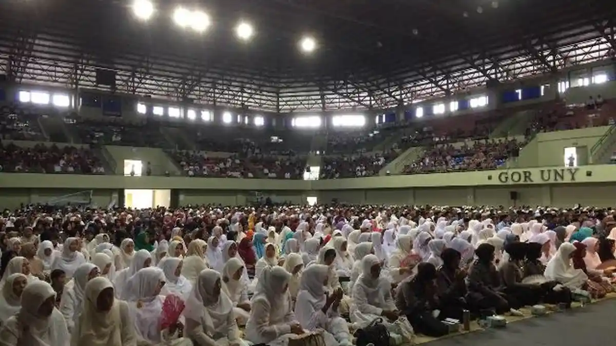 Ribuan Orang Panjatkan Doa Bersama di GOR UNY