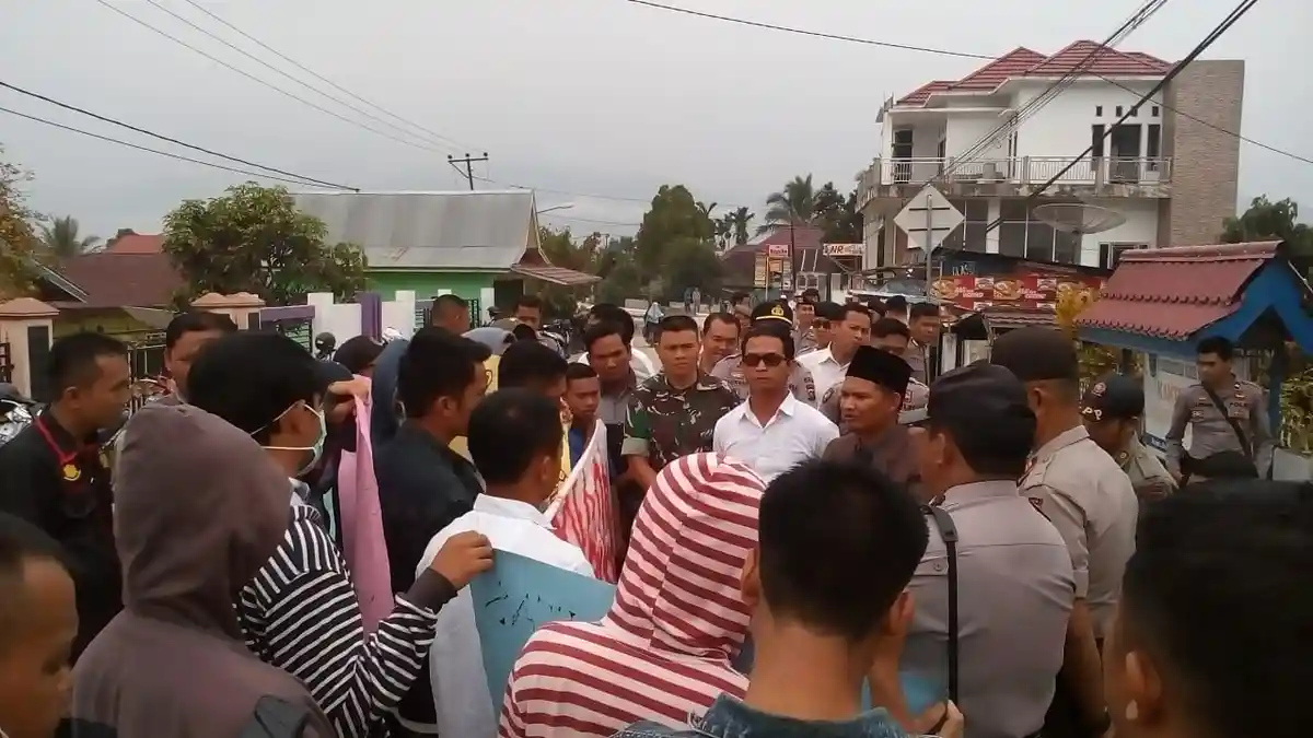 Warga Simpang Tiga Sungai Penuh Protes Tolak Hasil Pilkades, Tuding Panitia Curang