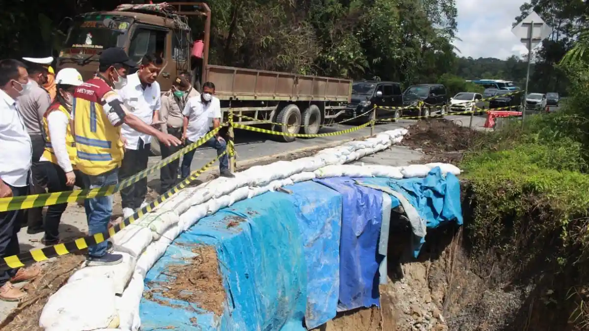 AKSES Jalan Parapat Makin Rusak, Bupati Khawatir Ganggu Momen Libur Lebaran
