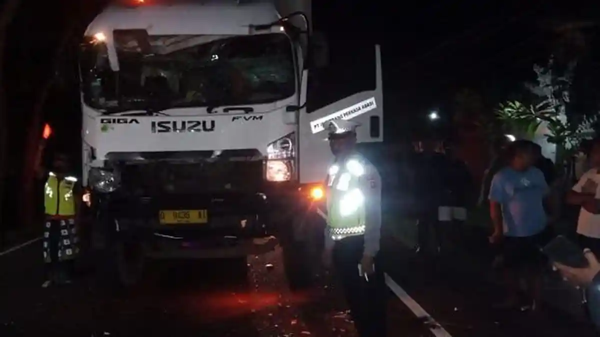 Penumpang Motor Tewas Pasca Diseruduk Truk Tronton, Lakalantas di Jembrana Libatkan 3 Kendaraan