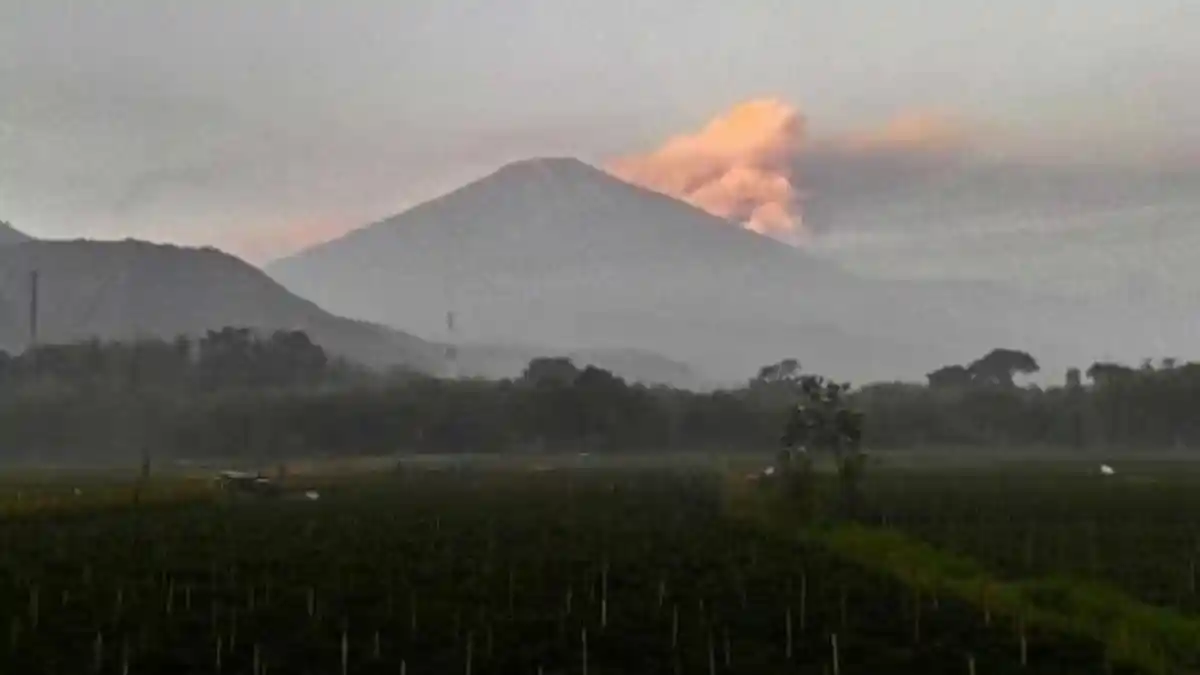 Warga Diimbau tidak Mendaki dalam Radius 1,5 Km dari Kawah Gunung Rinjani