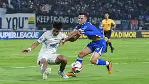 2026-05-16-Eliano-Reijnders-berduel-memperebutkan-bola-pemain-PSM-Makassar.jpg