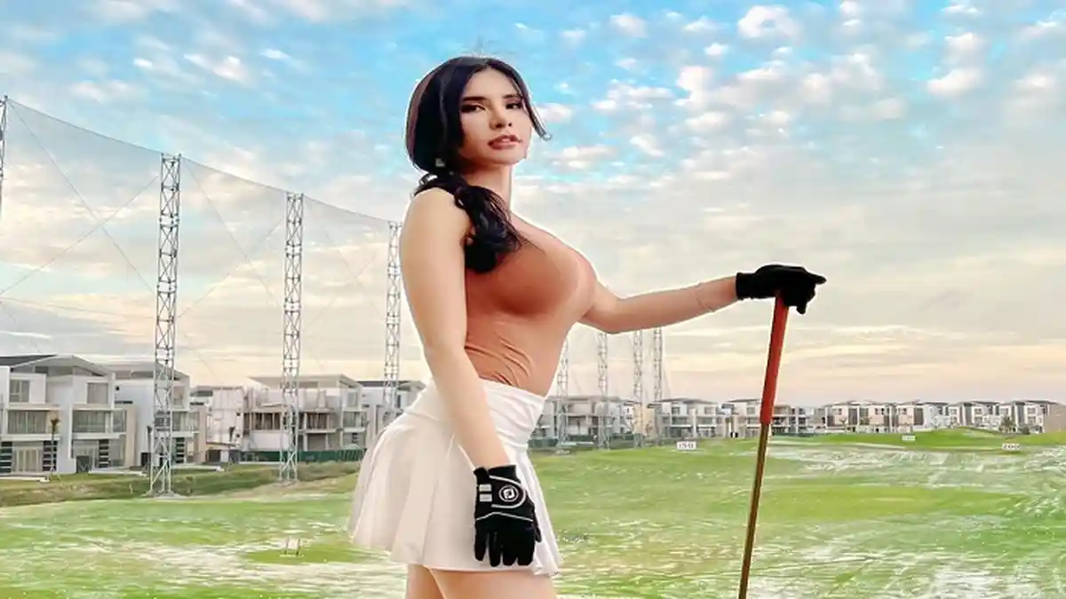 Maria Vania Pose Pakai Tank Top dan Rok Pendek, Tulis Caption Minta Diajarin Main Bola Ini