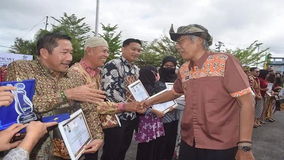 Pemkab Sintang Terima dan Serahkan Sejumlah Penghargaan