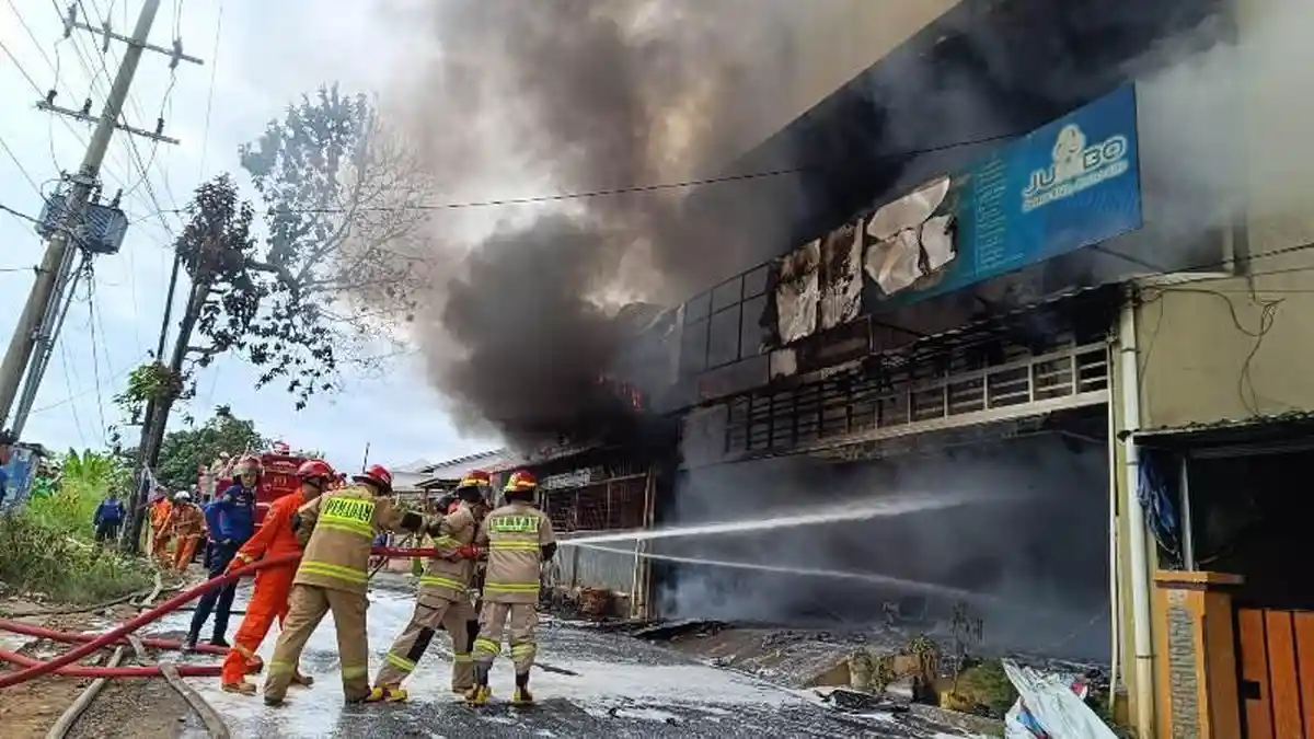 Breaking News Gudang Sparepart Motor di Beringin Raya Kemiling Kebakaran