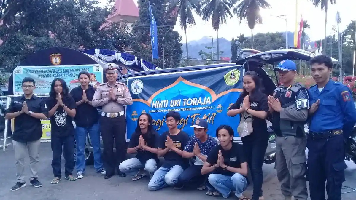 Mahasiswa UKI Toraja Juga Berbagi Takjil