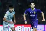 jabar/Potret-winger-Persik-Kediri-eks-Persib-Bandung-Ezra-Walian-kanan.jpg