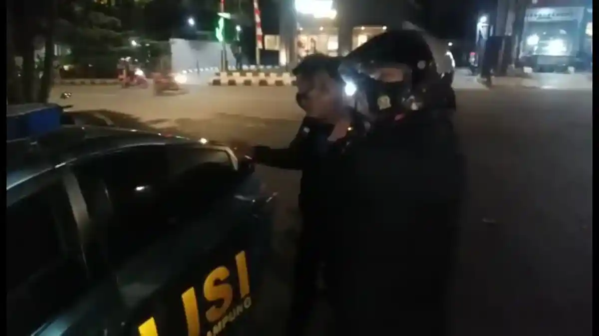 Kaget Ada Polisi, Pemuda Bermotor di Bandar Lampung Mendadak Putar Arah Masuk Kafe