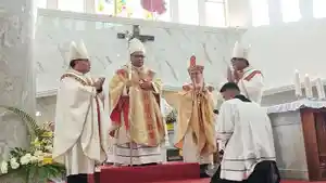 gr-Maksimus-Regus-setelah-ditahbiskan-menjadi-Uskup-Labuan-Bajo.jpg