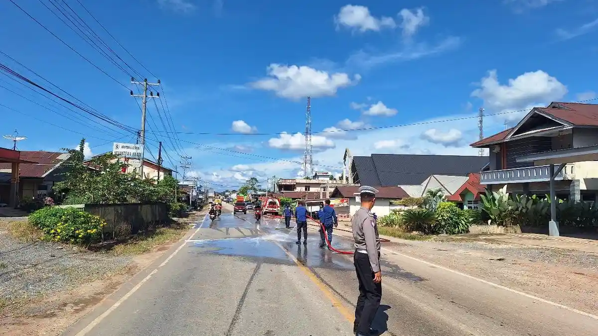 Pospol Simpang 4 Kayu Lapis Pastikan Arus Lalin Lancar Saat Pembersihan Tumpahan Solar