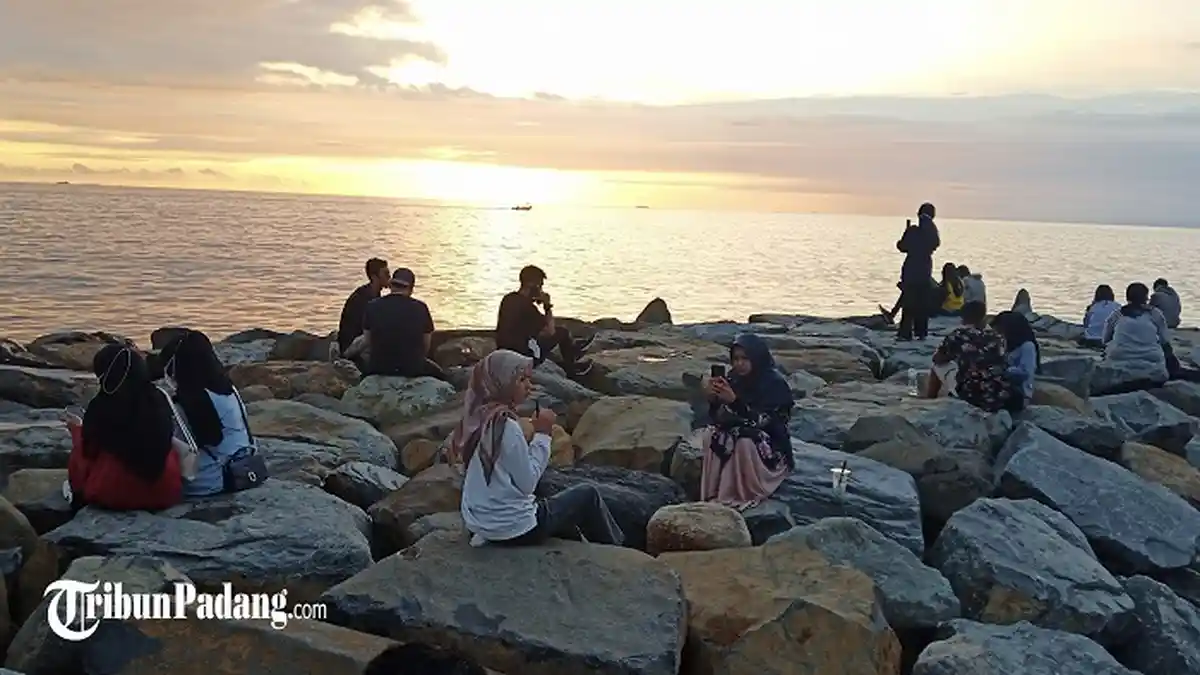 Hari Pertama PPKM Mikro di Padang, Masyarakat Tampak Menikmati Suasana Senja di Pantai