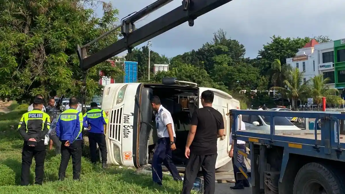 Breaking News, Bus Trans Batam Terguling di Sei Panas, Batam Senin Pagi