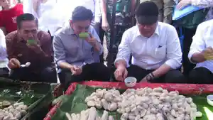 Makan-Pempek-Tumpah-dan-Hirup-Cuko-di-Pasar-16-Ilir-Palembang-Gibran-Sebut-Rasanya-Berbeda-Enak.jpg