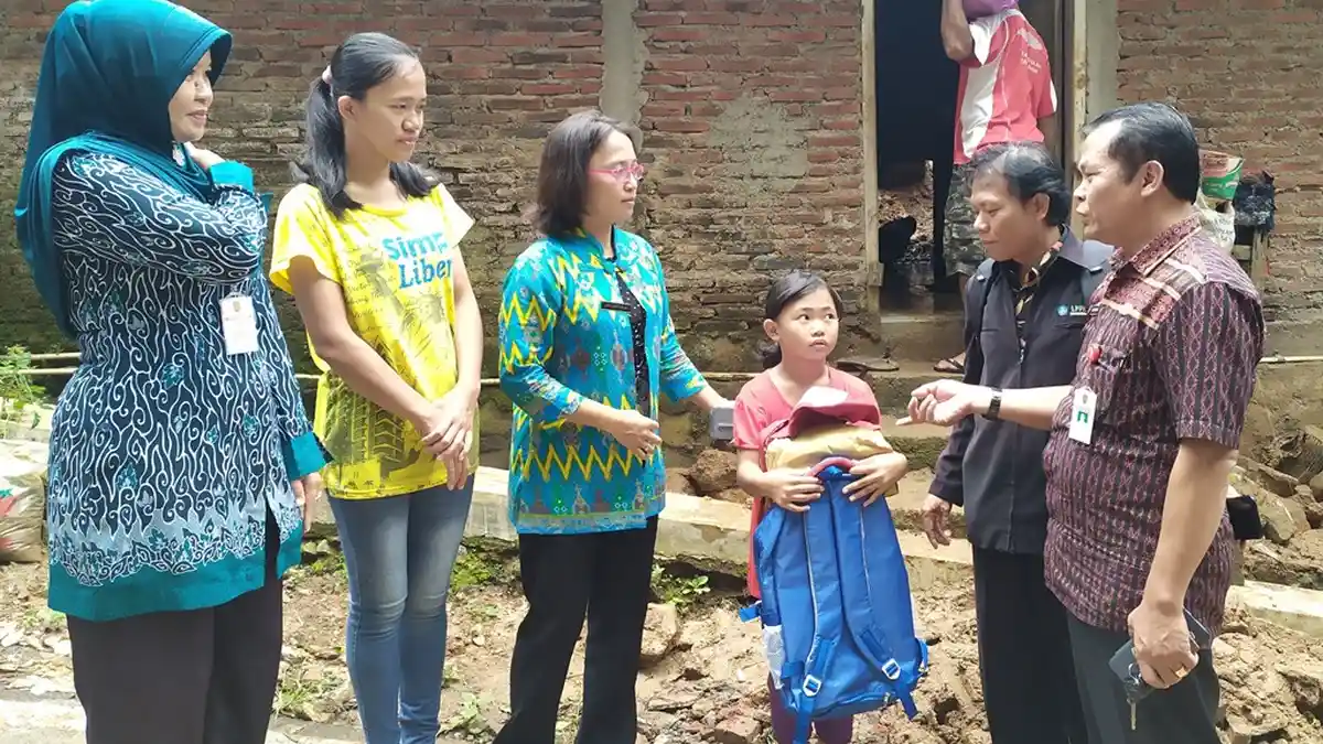 Dinas Pendidikan Kota Semarang Beri Bantuan Ke Putri, Korban Longsor di Plalangan Semarang