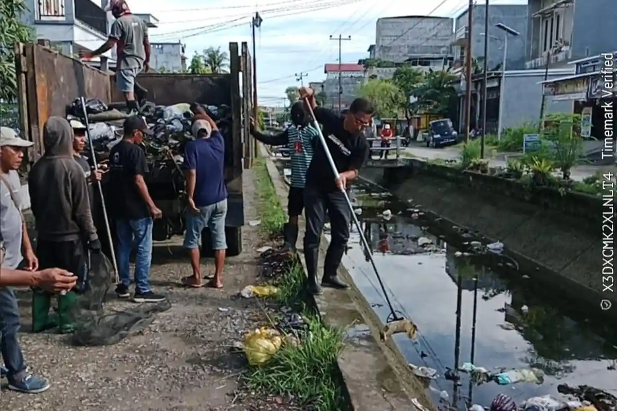 Warga Gotong Royong Angkut 5 Ton Sampah dari Saluran Irigasi di Wonomulyo Polman