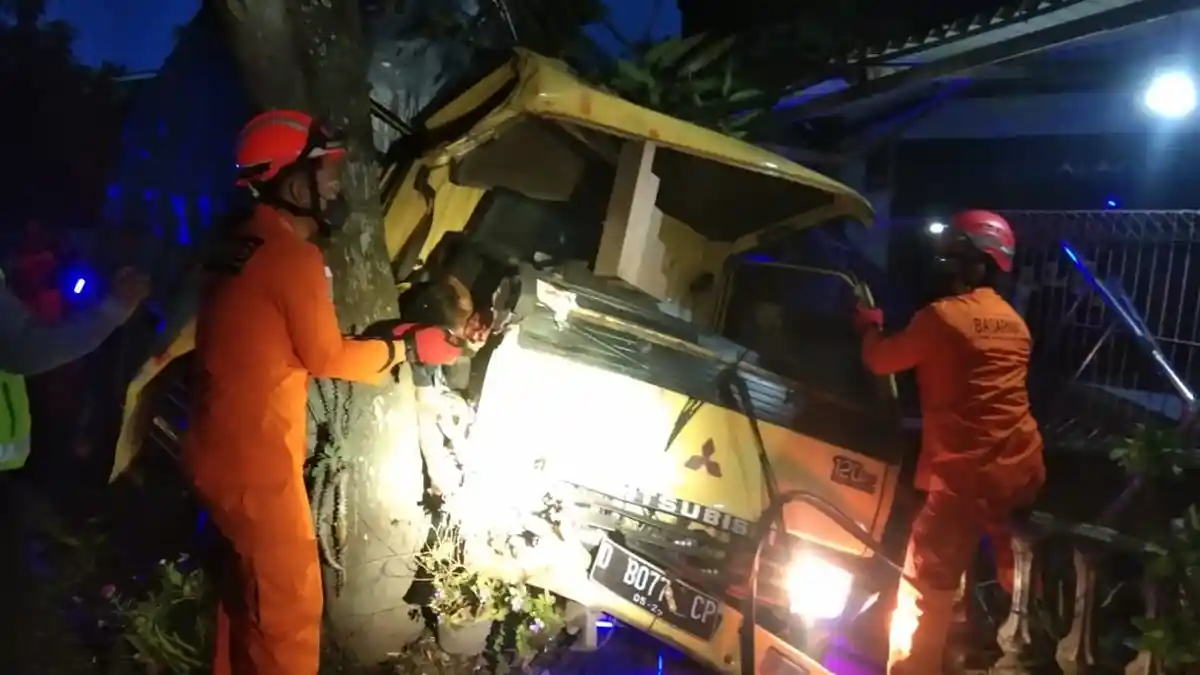KECELAKAAN Tunggal, Sebuah Truk Tabrak Pohon dan Pagar Rumah Warga di Kulon Progo