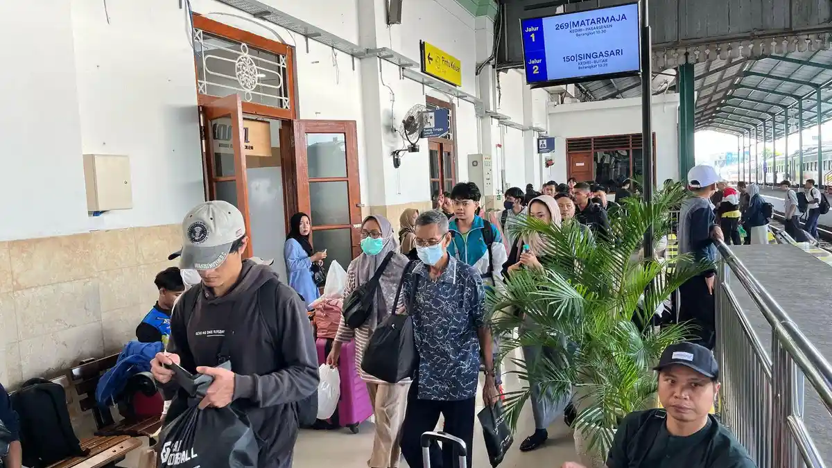 Imbas KRL vs KA Argo Bromo Anggrek di Bekasi Timur, 2 Perjalanan Kereta Api Lewat Kediri Dibatalkan 