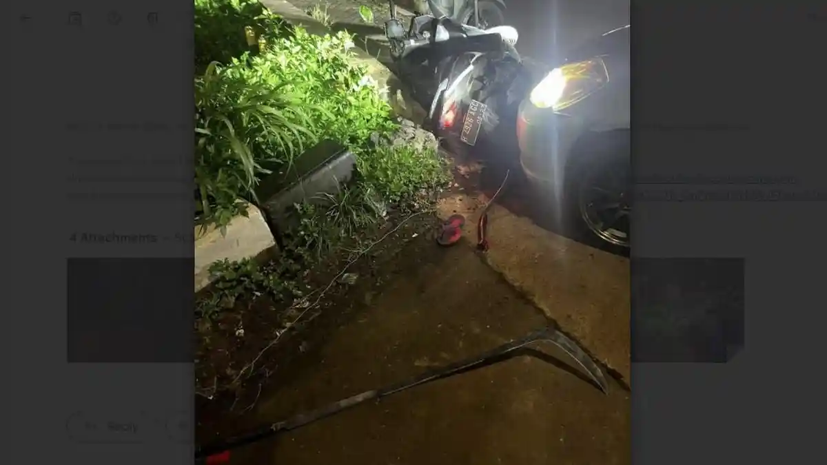 Detik-detik Mobil Tabrak Pemotor Bersenjata di Bawen, Celurit dan Sandal Jepit Jadi Barang Bukti
