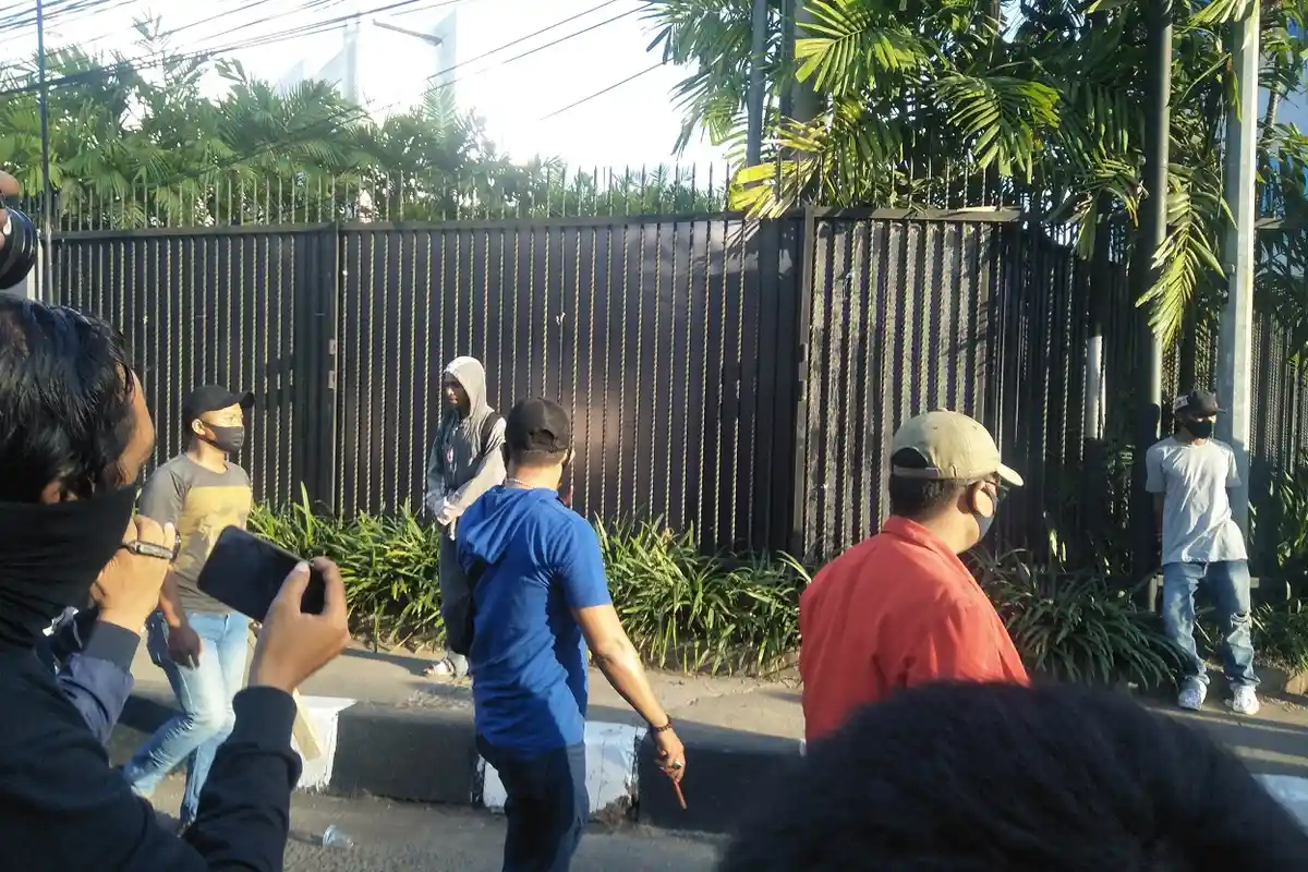 Pengunjuk Rasa dan Pendukung Paslon Wali Kota Makassar Bentrok