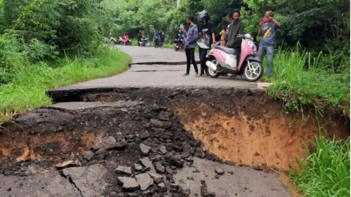 BREAKING NEWS: Jalan Penghubung OKU-OKUS Putus, Badan Jalan di Sosoh Buay Rayap Ambles