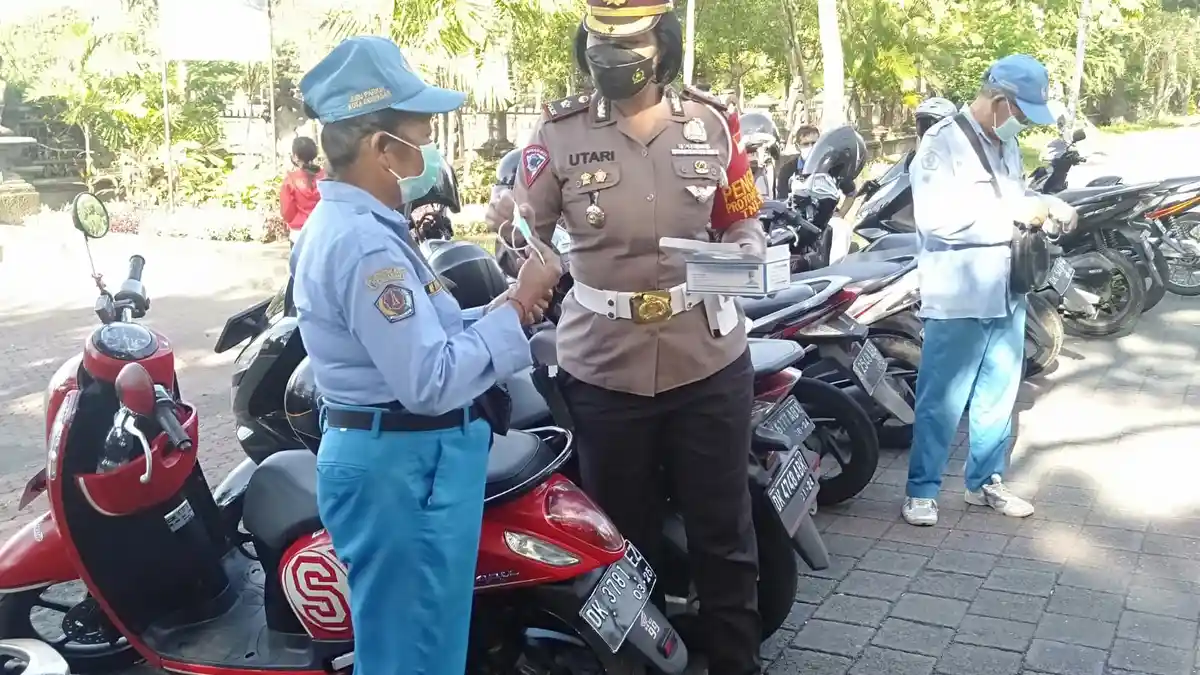 Satlantas Polresta Denpasar Bagikan Masker ke Warga dan Peserta PON Bali
