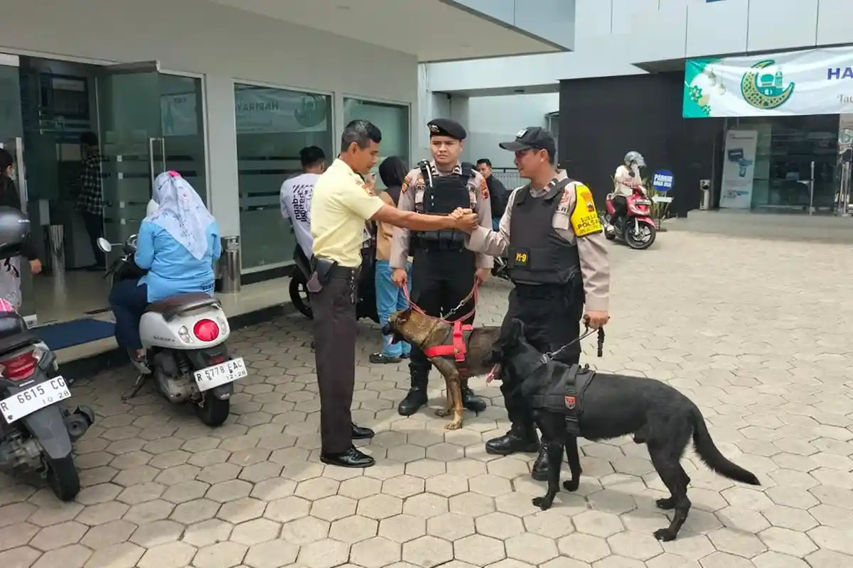 Polres Purbalingga Terjunkan 6 Anjing Pelacak Dari Unit Satwa dalam Operasi Ketupat Candi 2025