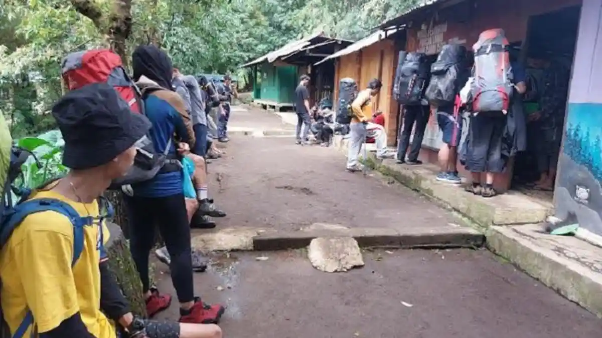 Pendakian Gunung Lawu Jalur Candi Cetho Karanganyar Ramai Akhir Pekan Ini