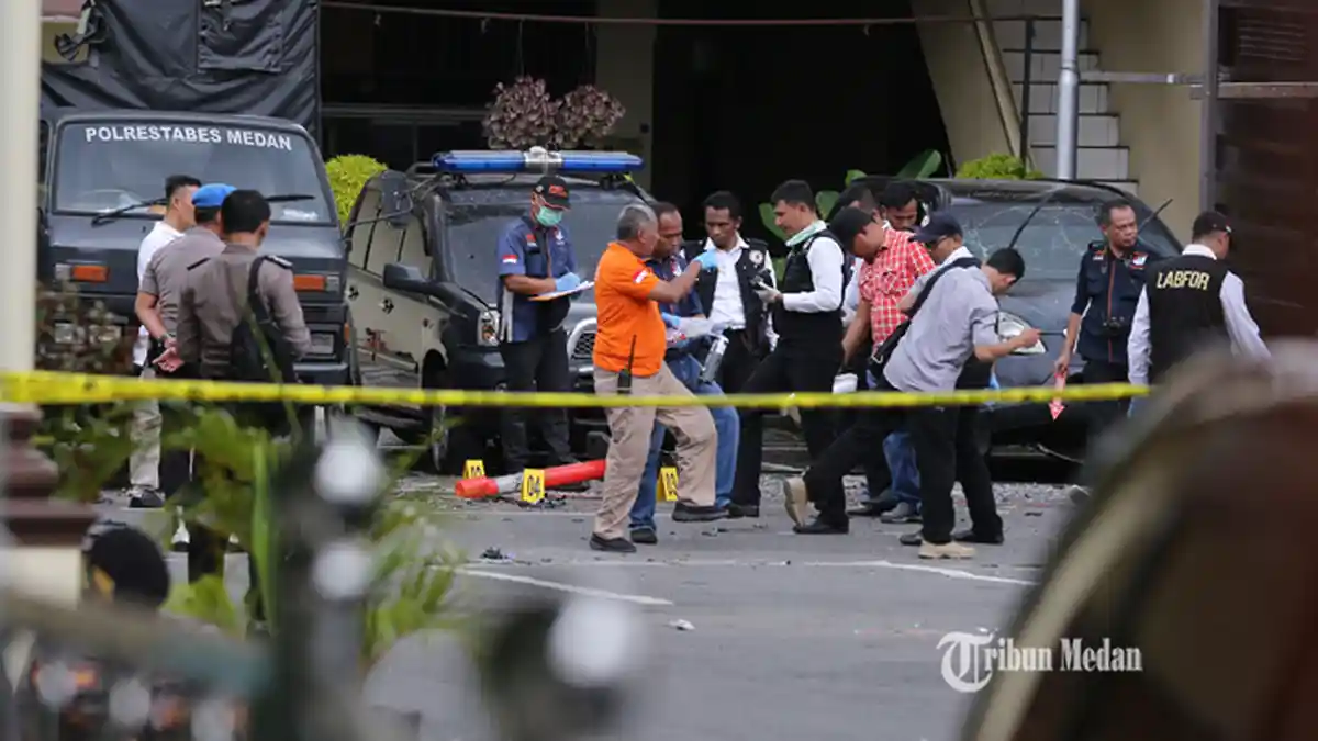BERITA FOTO Suasana Pasca Terjadinya Bom Bunuh Diri di Mapolrestabes Medan - bom-bunuh-diri-di-medan-1.jpg
