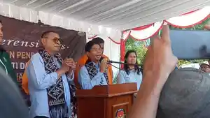 Robertus-Ray-sedang-berbicara-dalam-konferensi-pers.jpg