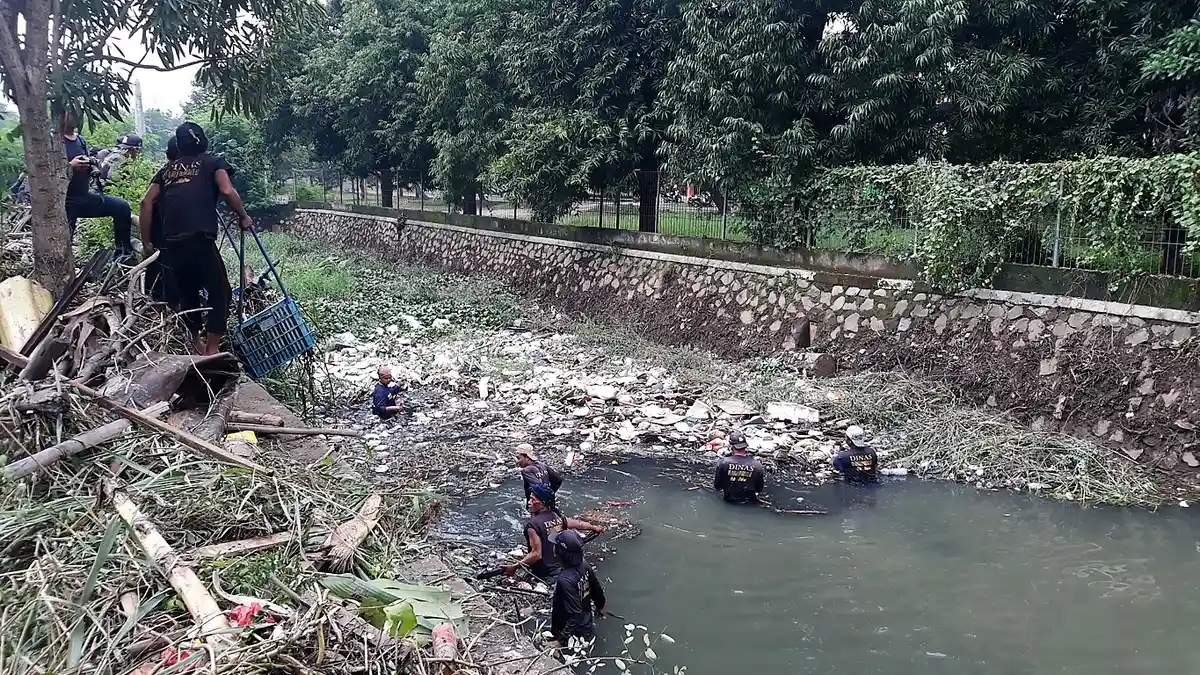 12 Petugas Diterjunkan Bersihkan Kali di Jalan Unisma Bekasi
