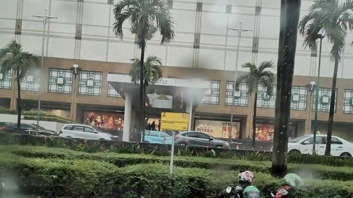 Hujan Deras Guyur Jakarta, Banjir Rendam Jalan Protokol Bikin Lalu Lintas Tersendat