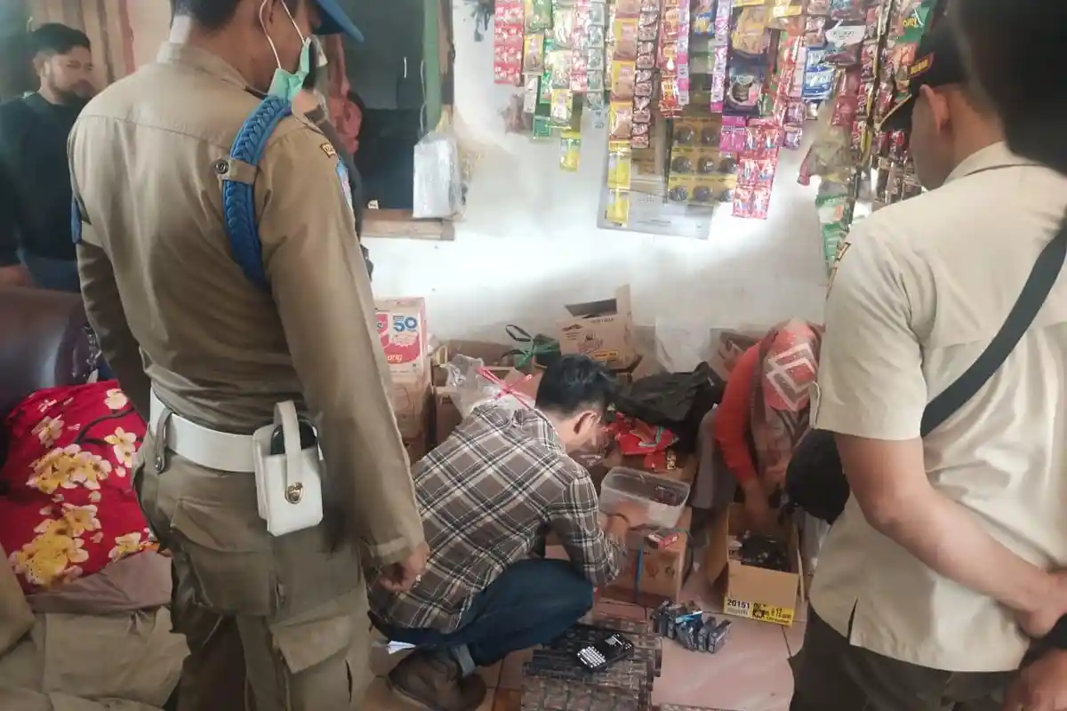 Petugas Gabungan Sita Ribuan Batang Rokok 'Corona'