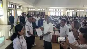 Penjabat-Bupati-Timor-Tengah-Selatan-Seperius-Edison-Sipa-menyerahkan-SK.jpg