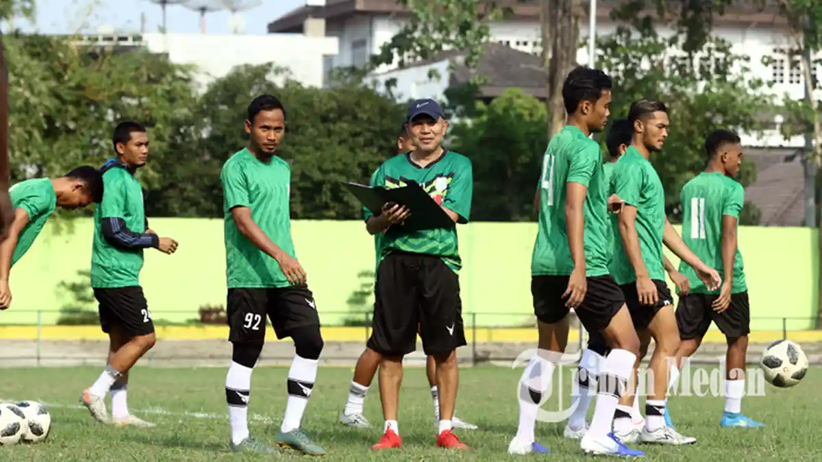 Berita Foto: Pelatih Terus Genjot Fisik dan Stamina Pemain PSMS Persiapan Liga 2 - 27022020_latihan_psms_danil_siregar-5.jpg