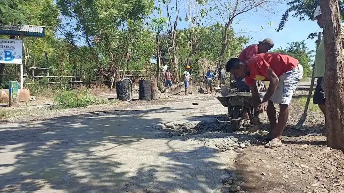 Dibiarkan Rusak Bertahun-tahun, Pemuda Woloklaus Perbaiki Jalan di Kota Lewoleba