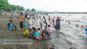 Ratusan-warga-menghabiskan-akhir-masa-libur-panjang-di-pantai-Karangria.jpg