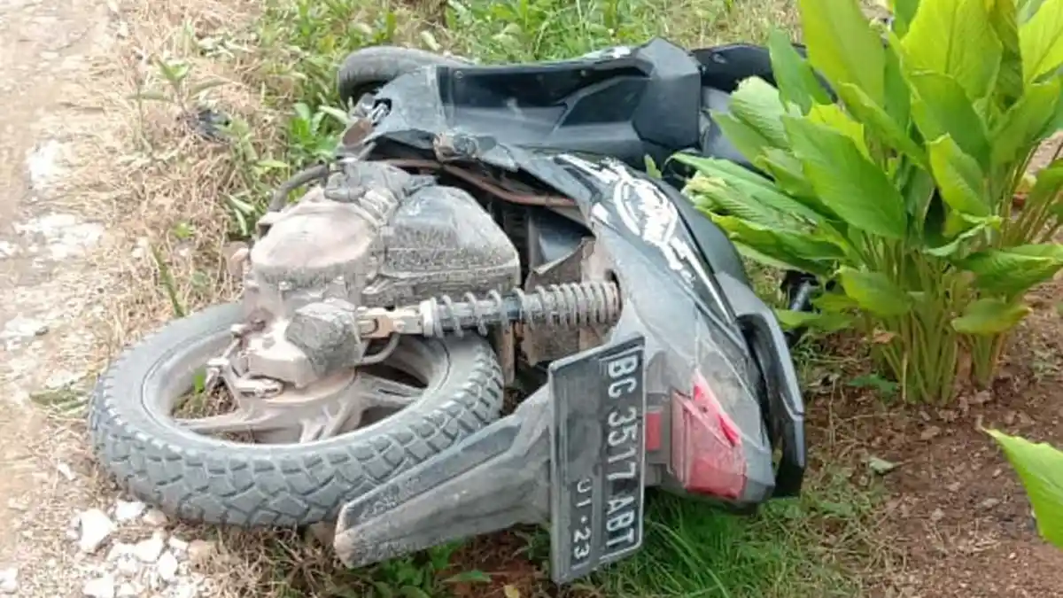 Motor Honda Beat BG 3517 ABT Tergeletak di Pinggir Jalan