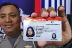 petugas-kepolisian-menunjukkan-smart-SIM-terbaru.jpg