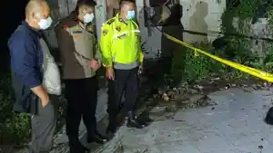 DITEMUKAN-TEWAS-Polisi-melakukan-cek-TKP-temu-mayat-di-eks-objek.jpg