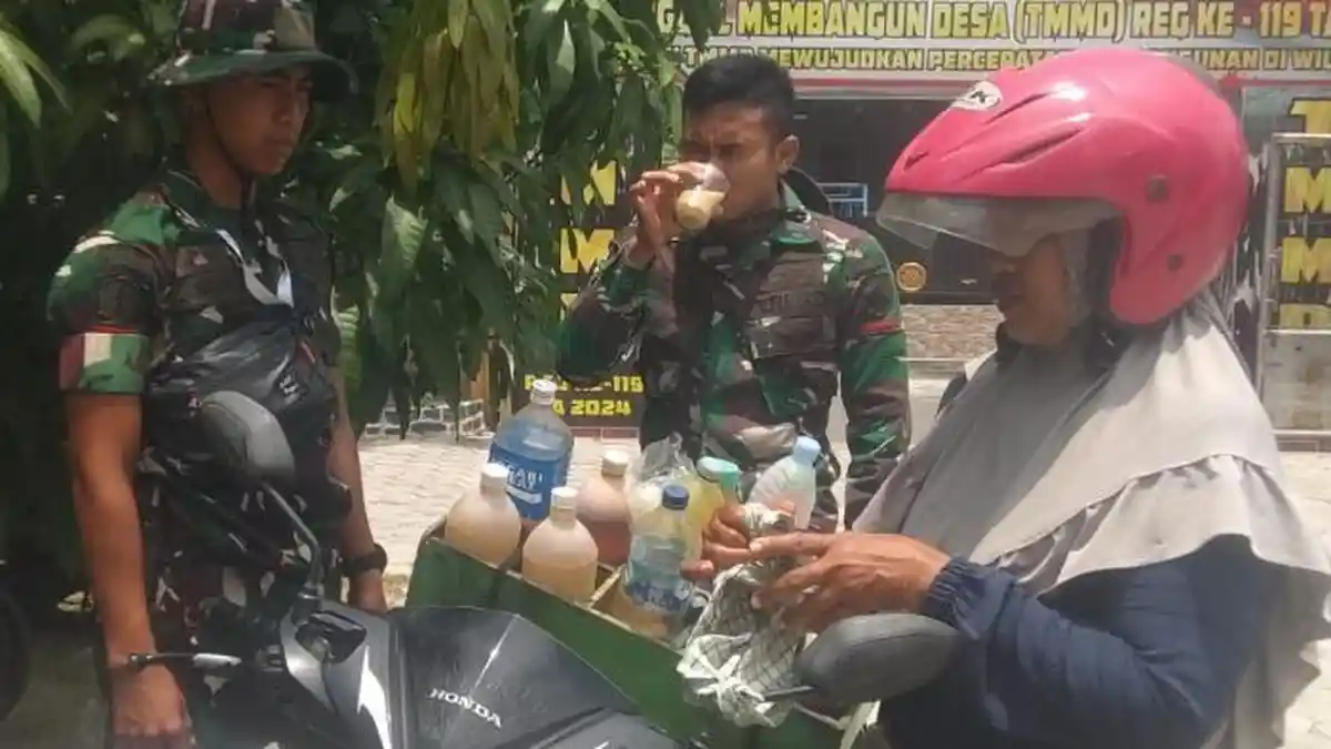TMMD Reguler ke 119 Kodim 0725/Sragen :Laris Manis Pak Tentara Borong Jamu Keliling