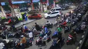 20250520_Antrean-panjang-kendaraan-di-salah-satu-SPBU-Balikpapan.jpg