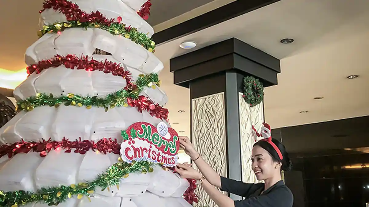 Pohon Natal yang Terbuat dari 200 Galon Bekas di Aston Denpasar Hotel & Convention Center